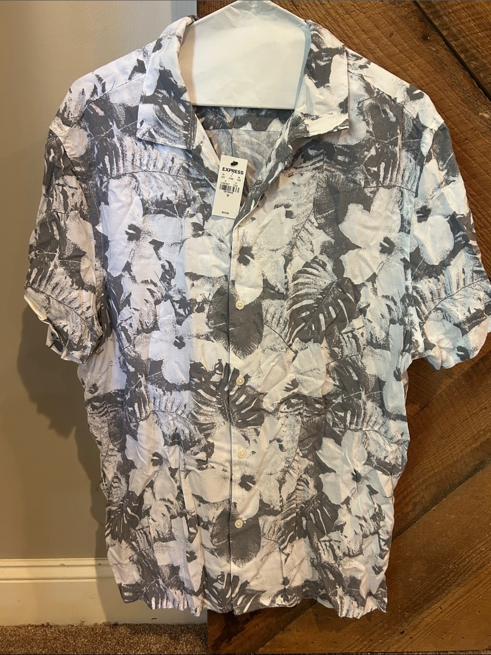 Express Men’s Short-Sleeve Tropical Print Button-Up Shirt in White and Gray